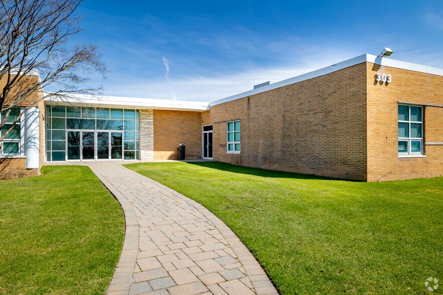 More Photos Of 303 Sunnyside Blvd, Plainview Showroom For Lease