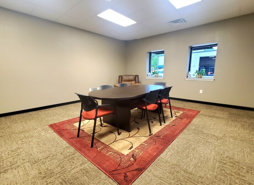 More Photos Of 2418 N Frazier St, Conroe Light Manufacturing For Lease