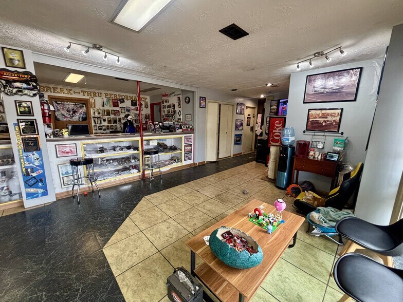 More Photos Of 1700 N Loop 336 E, Conroe Auto Repair For Lease