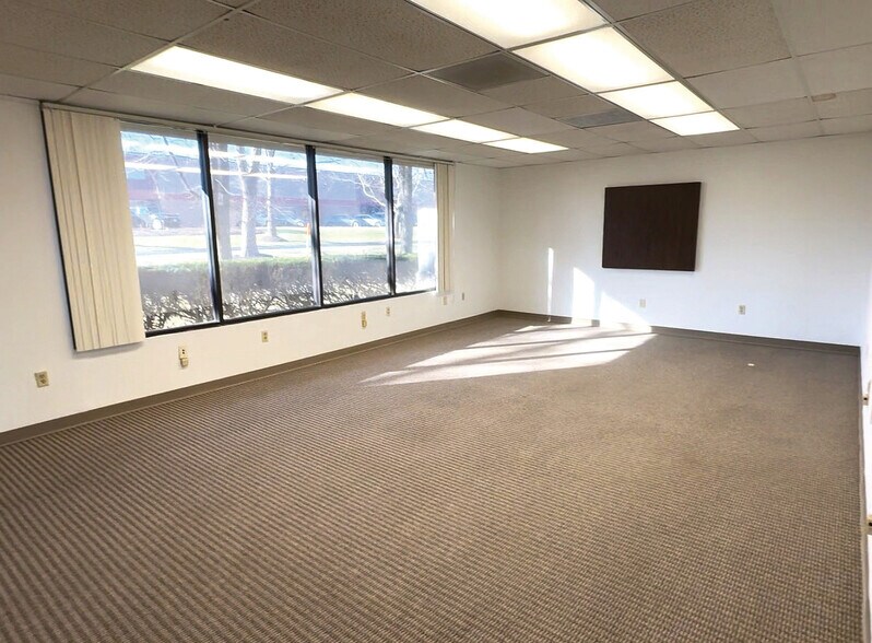 More Photos Of 2646 Metro Blvd, Maryland Heights Distribution For Lease