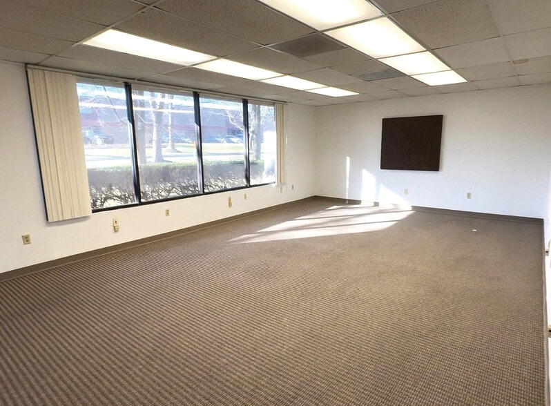 More Photos Of 2646 Metro Blvd, Maryland Heights Distribution For Sale