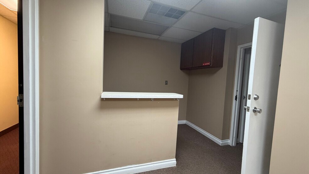 More Photos Of 10533-10535 Farmington Rd, Livonia Medical For Lease