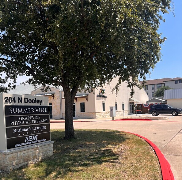 More Photos Of 202-204 N Dooley St, Grapevine Medical For Sale