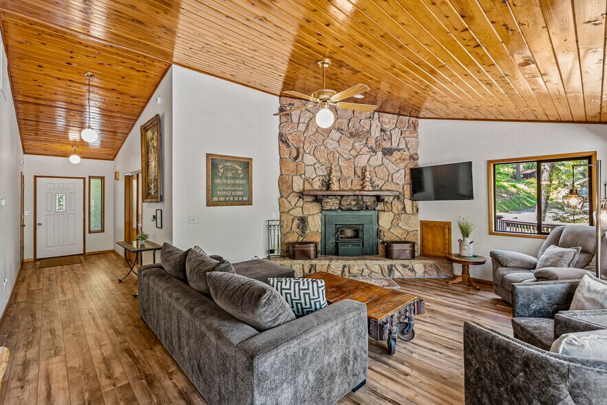 More Photos Of 11744 Galice Rd, Merlin Hotel For Sale