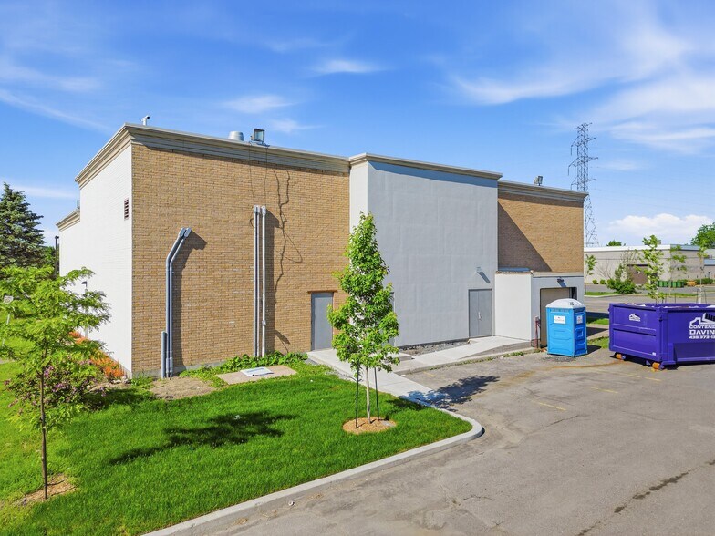 More Photos Of 1165 Rue Volta, Boucherville Restaurant For Lease