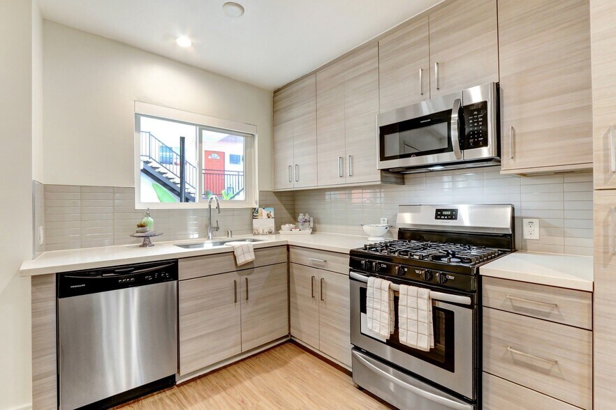 More Photos Of 700 S 6th St, Burbank Apartments For Sale