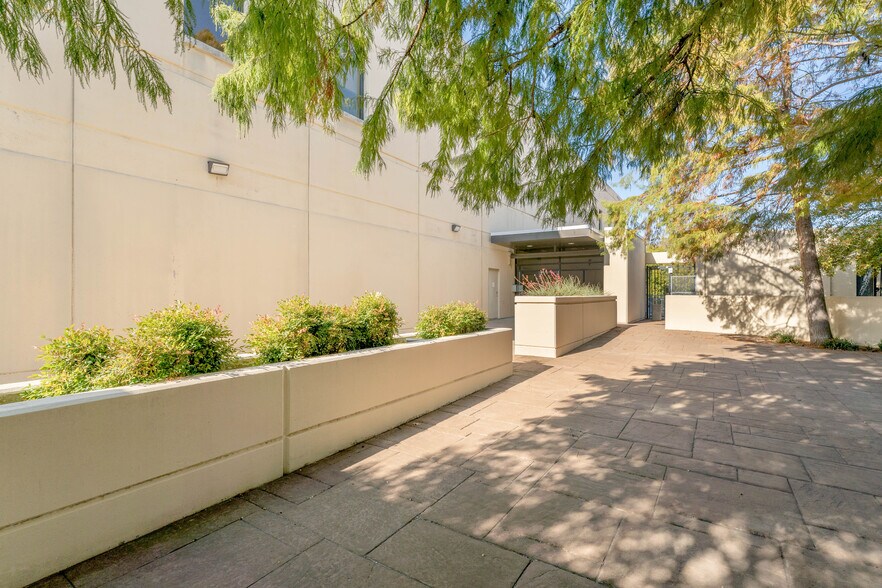 More Photos Of 2703 N Central Expy, Richardson Unknown For Lease