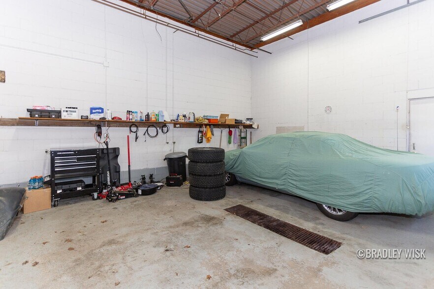 More Photos Of 581 Ottawa Ave, Holland Light Distribution For Sale