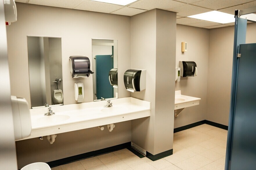 More Photos Of 3429 Regal Dr, Alcoa Office For Sale