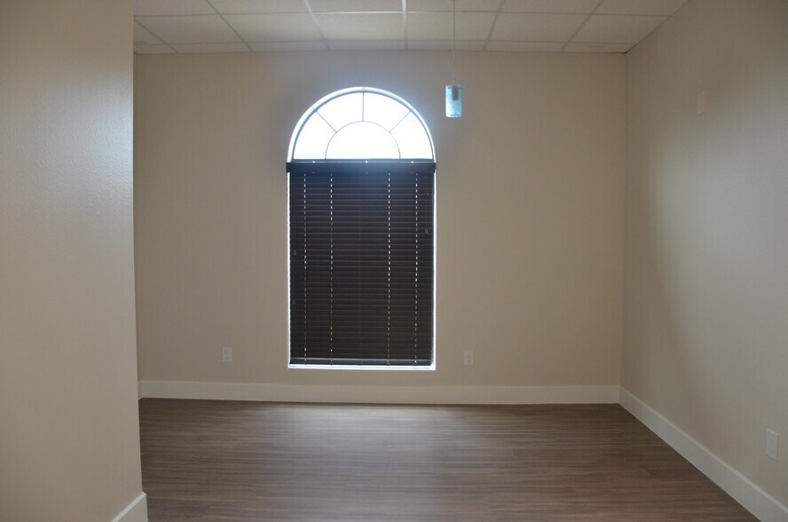 More Photos Of 7115 FM 2920, Spring Unknown For Lease