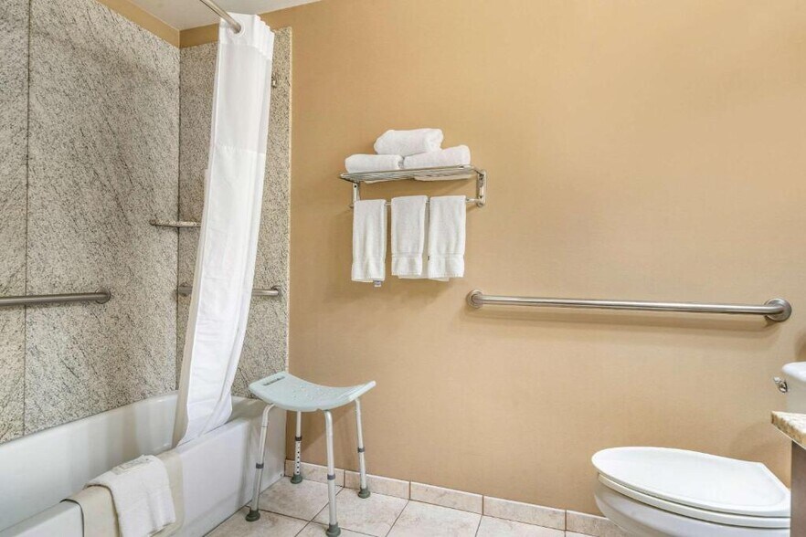 More Photos Of 1501 S Pacific Hwy, Medford Hotel For Sale