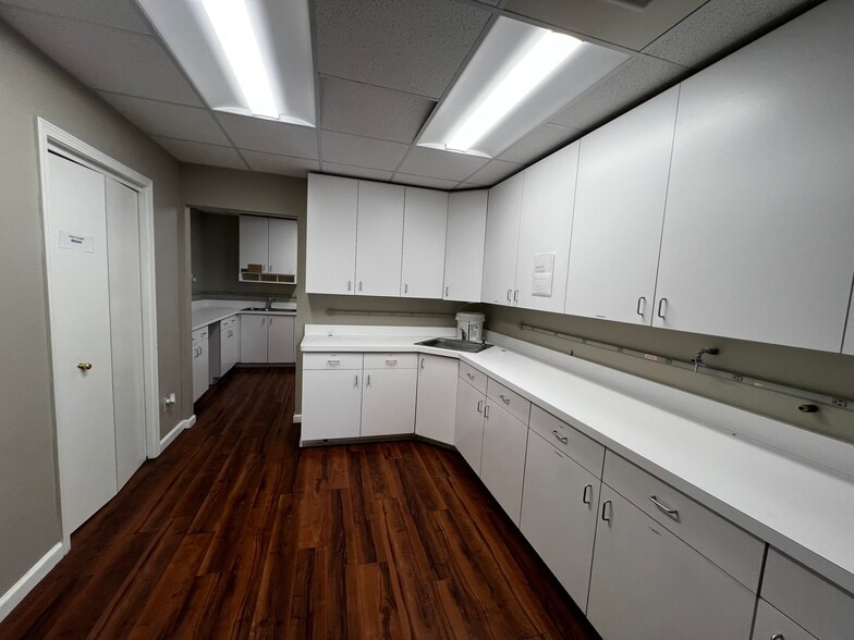 More Photos Of 1000 Ohio Pike, Cincinnati Office For Lease
