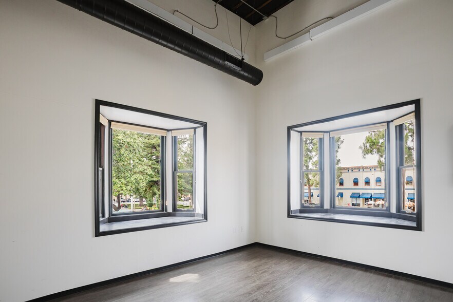 More Photos Of 10 Plaza Sq, Orange Storefront Retail Office For Lease