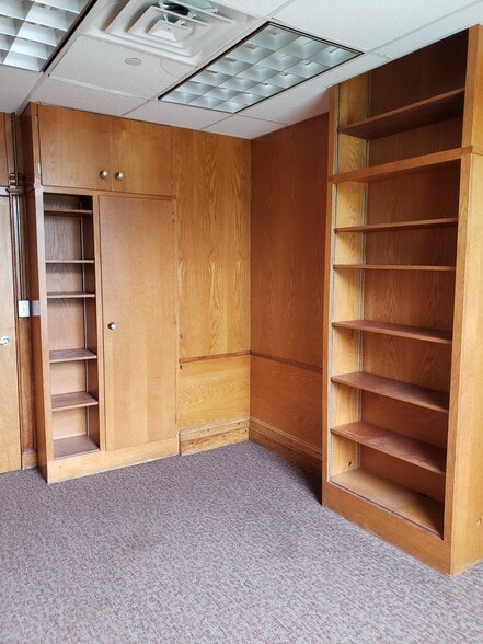 More Photos Of 2000 West St, Union City Office Residential For Lease