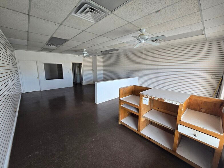 More Photos Of 300 N Resler Dr, El Paso Unknown For Lease