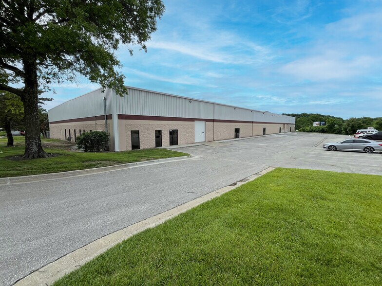 More Photos Of 1920-1938 Foxridge Dr, Kansas City Warehouse For Lease