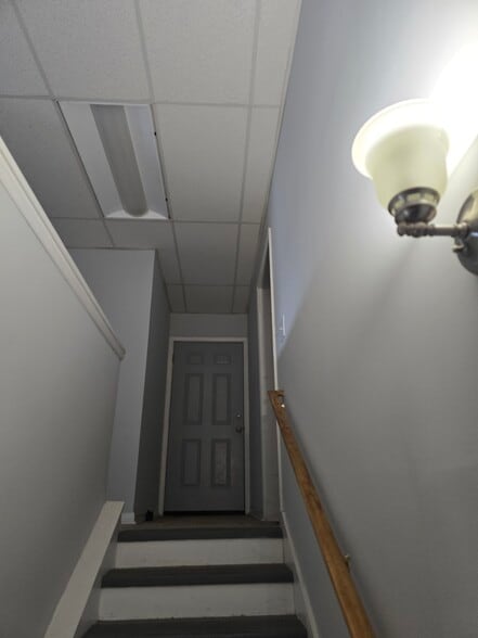 More Photos Of 14 Park Dr, Franklin Warehouse For Lease