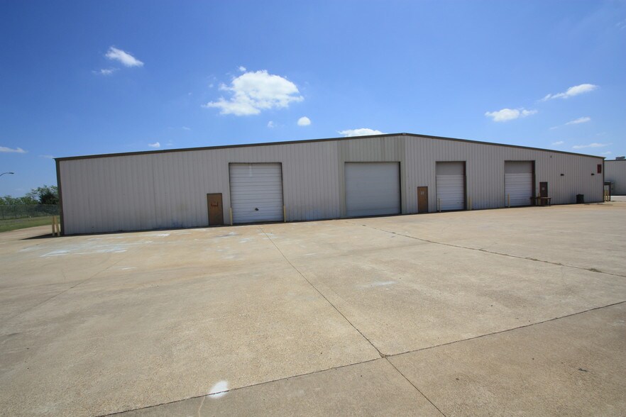 More Photos Of 225 Metro Dr, Terrell Unknown For Lease