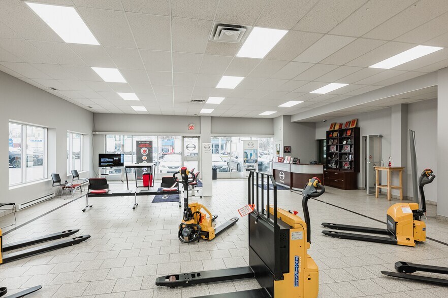 More Photos Of 1385 Boul Des Laurentides, Laval Warehouse For Sale