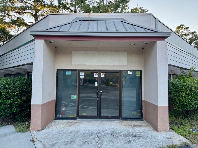 More Photos Of 3 Regency Pky, Hilton Head Island General Retail For Sale