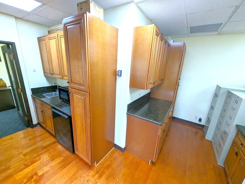 More Photos Of 1100 Quail St, Newport Beach Office For Sale