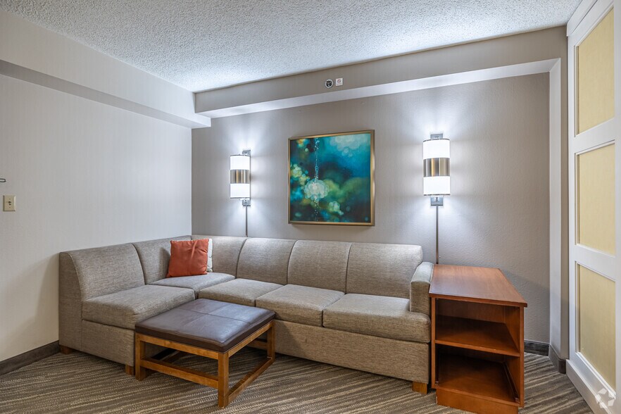 More Photos Of 4610 W Walnut St, Rogers Hotel For Sale