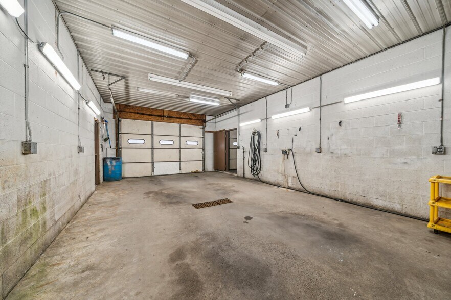 More Photos Of 123 Crossroads Rd, Scottdale Light Distribution For Sale