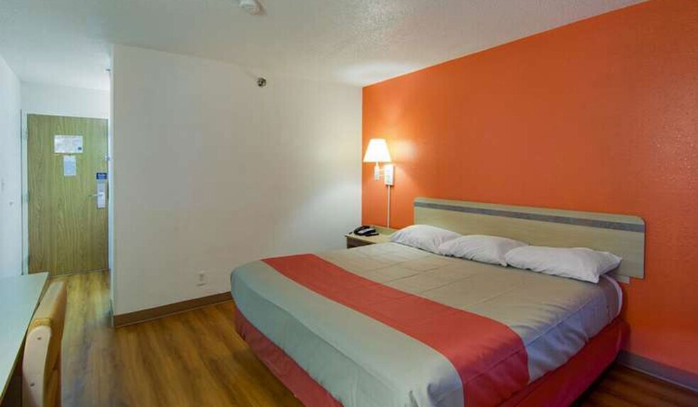 More Photos Of 31 N Green Bay Rd, Waukegan Hotel For Sale