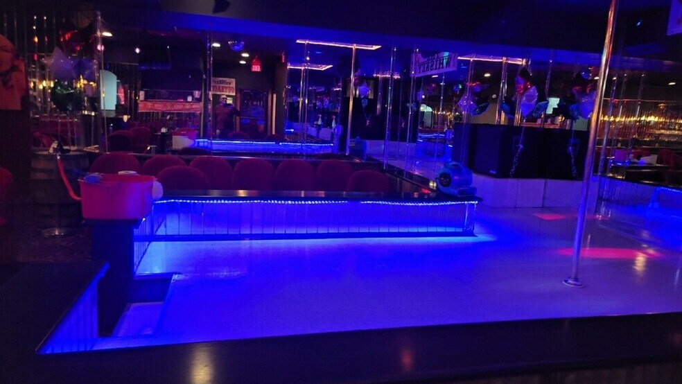 More Photos Of 8556 Park Blvd, Seminole Sports And Entertainment For Sale