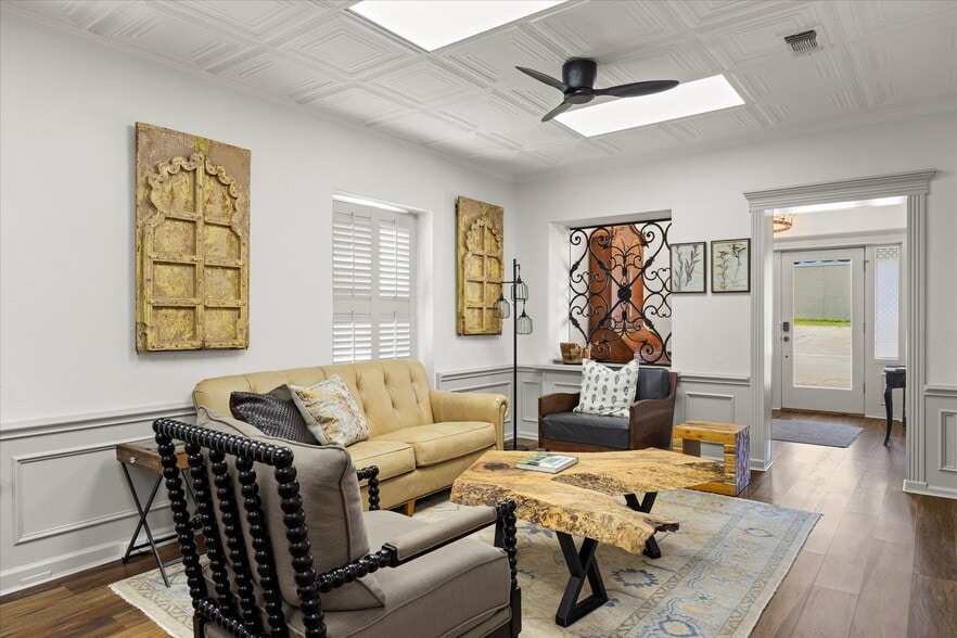 More Photos Of 111 S Houston St, Granbury Loft Creative Space For Sale