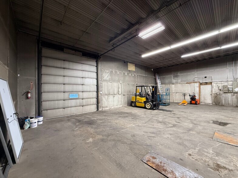 More Photos Of 426 10 St N, Lethbridge Warehouse For Sale