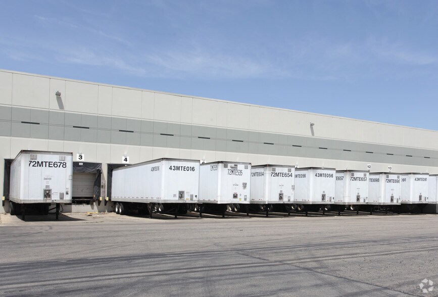 More Photos Of 850 Veterans Pky, Bolingbrook Distribution For Lease