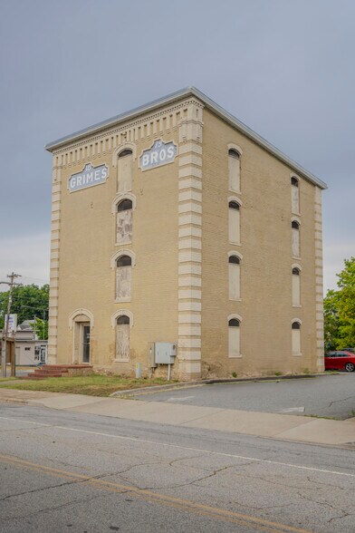 More Photos Of 1 N State St, Lexington Showroom For Sale