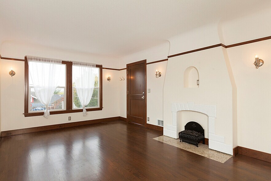 More Photos Of 6710 Greenwood Ave N, Seattle Apartments For Sale