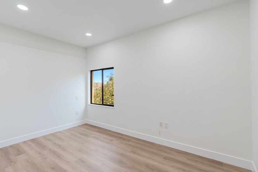 More Photos Of 2831 Ringling Blvd, Sarasota Unknown For Lease