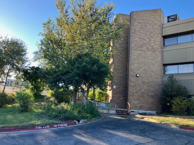 More Photos Of 220 Foremost Dr, Austin Schools For Lease