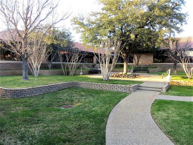 More Photos Of 1331 Airport Fwy, Euless Unknown For Lease