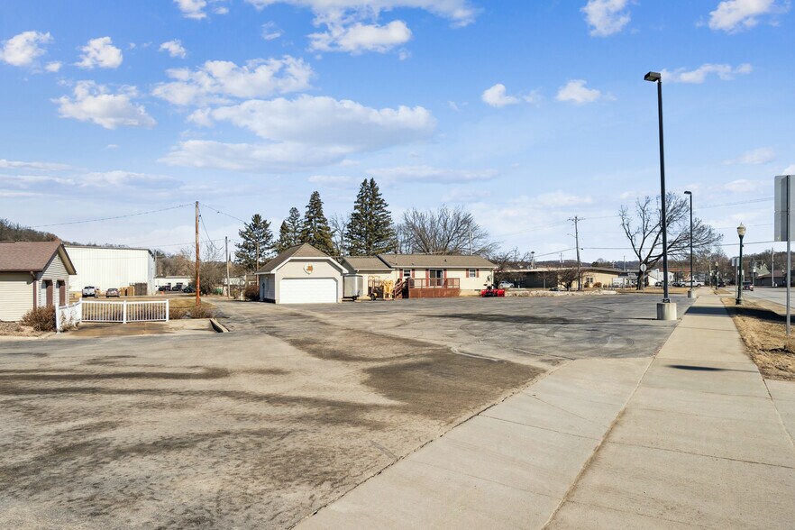 More Photos Of 702 Short St, Decorah Office For Sale