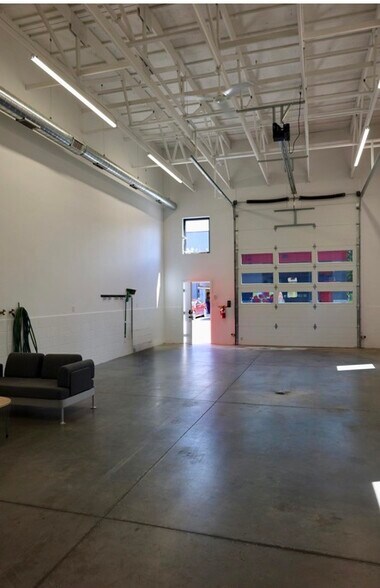 More Photos Of 815 Verhoeks St, Grand Haven Showroom For Sale