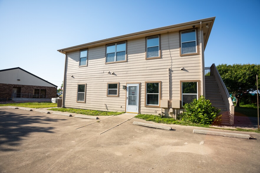 More Photos Of 310 W Murray St, Manor Office Residential For Lease