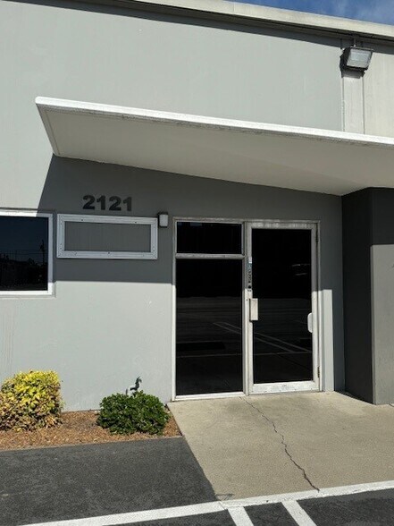 More Photos Of 2117-2127 S Grand Ave, Santa Ana Manufacturing For Lease