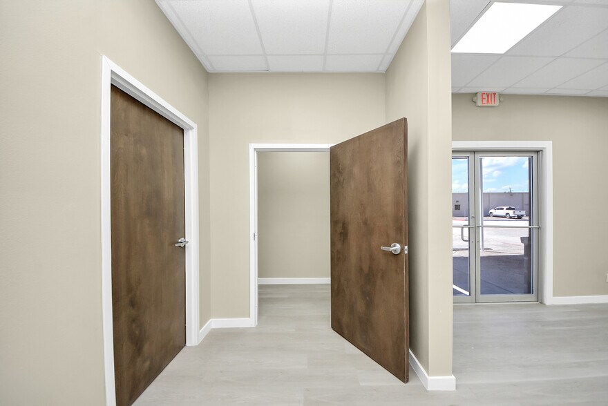 More Photos Of 1563 Live Oak St, Webster Office For Sale