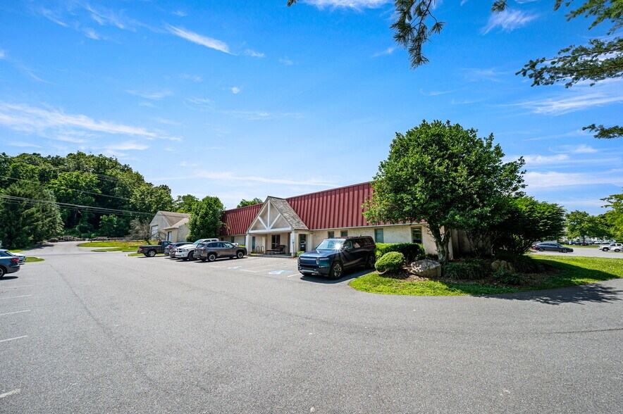 More Photos Of 51 S Pine St, Elverson Office For Sale
