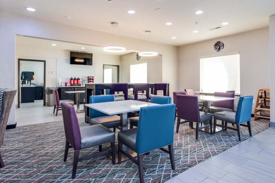 More Photos Of 15 Chateau Dr SE, Rome Hotel For Sale