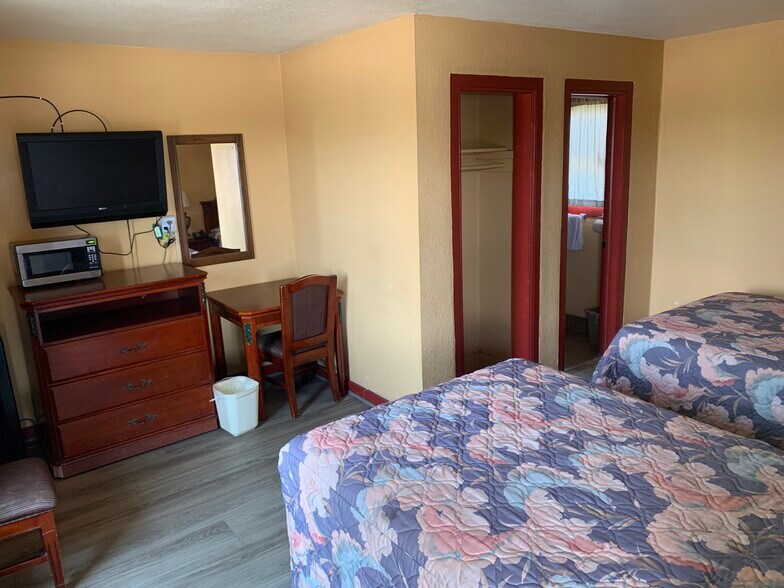 More Photos Of 1041 Westpoint Ave, Colorado City Hotel For Sale