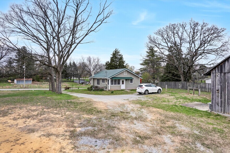 More Photos Of 2036 Morganton Rd, Maryville Freestanding For Sale