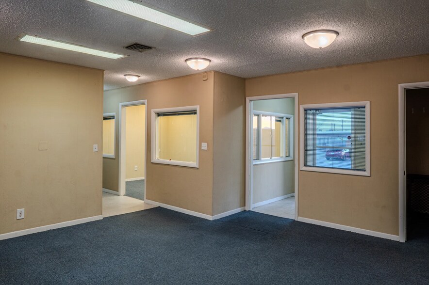 More Photos Of 6941 Commerce Ave, El Paso Warehouse For Sale