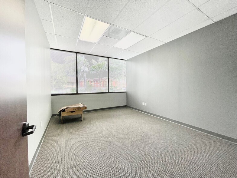 More Photos Of 333 N Rivershire Dr, Conroe Office For Lease