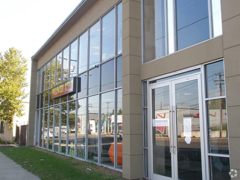 More Photos Of 1570 Old Country Rd, Westbury Office For Lease