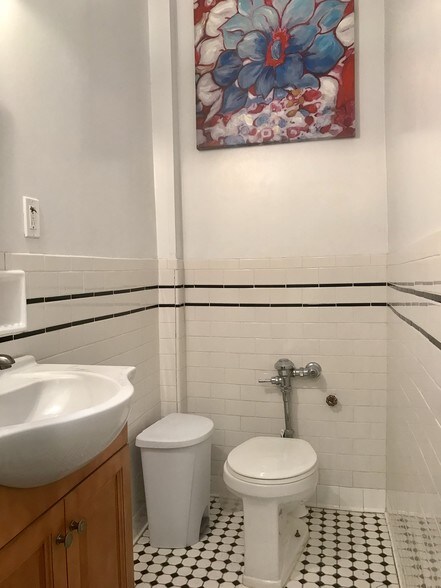 More Photos Of 3189 Steinway St, Astoria Storefront Retail Office For Lease